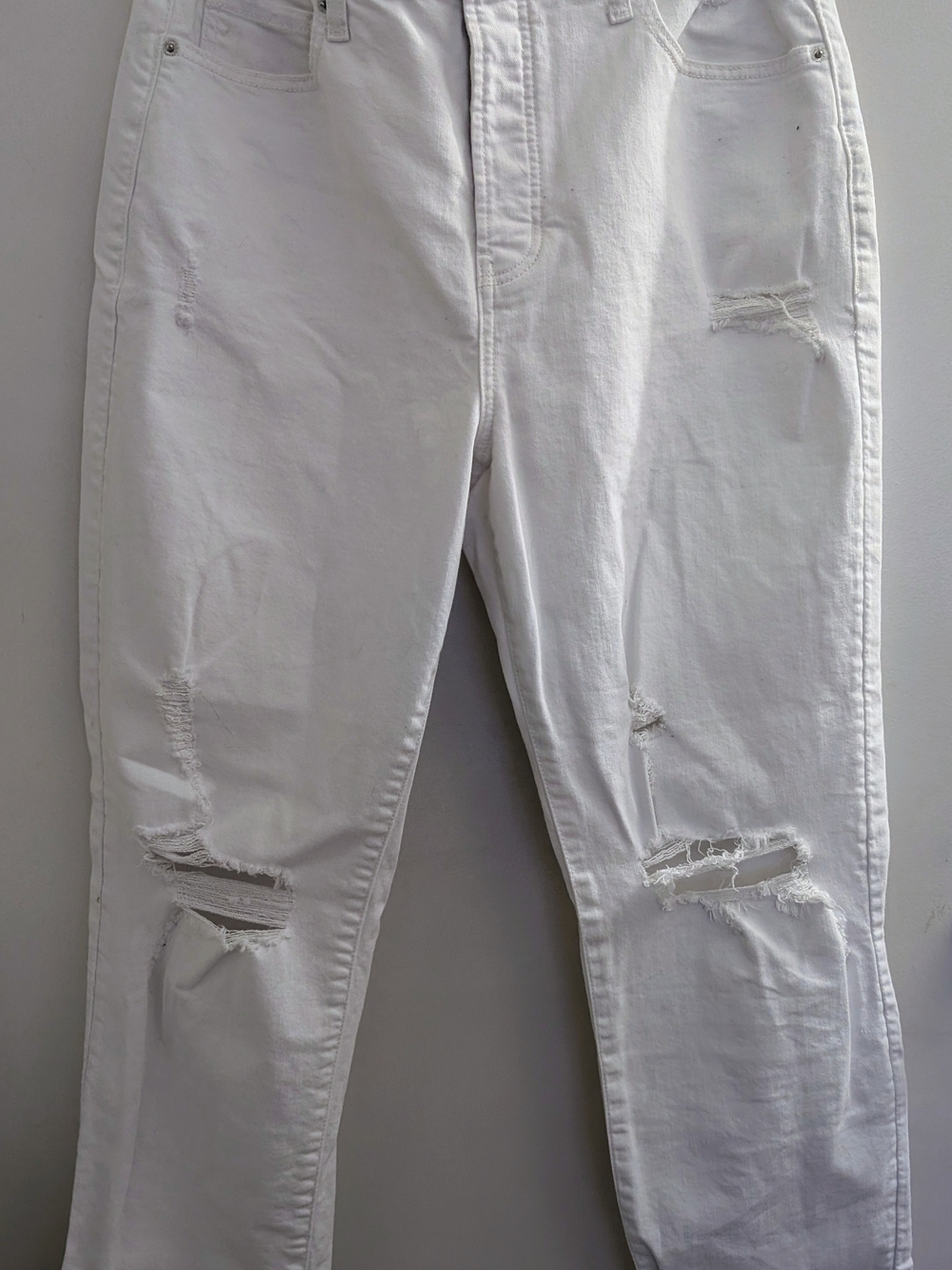 🛍️Old Navy White Sky-Hi Straight High Rise Distressed Jeans Size 14
